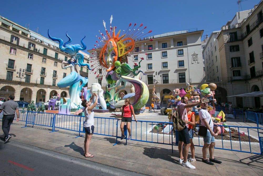 Alicante rezuma fiesta con el inicio de la plantà de las Hogueras