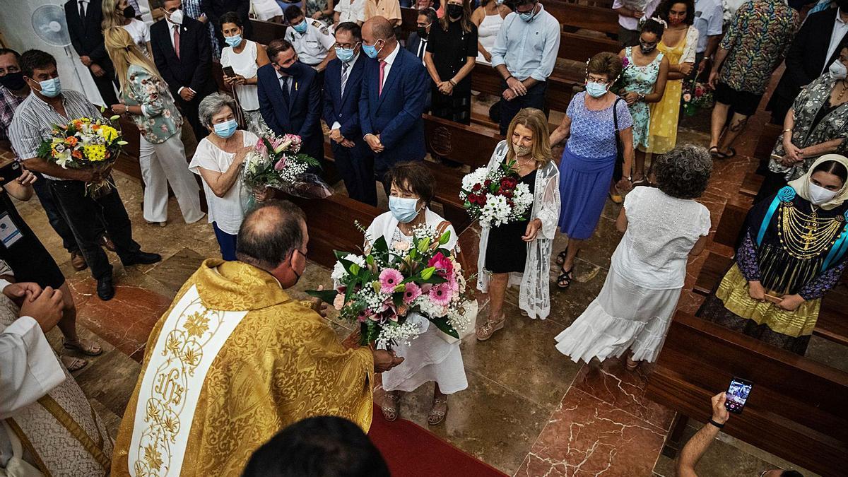 El administrador diocesano, Vicent Ribas, recibe los ramos de flores para Santa Maria de les Neus. | ZOWY VOETEN