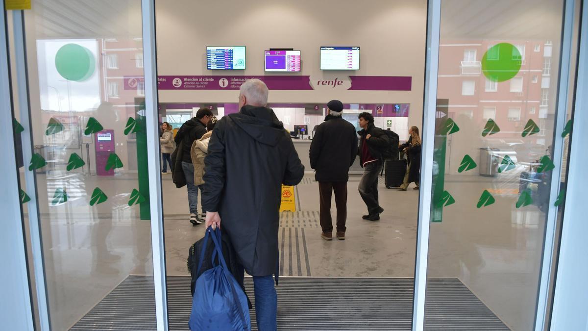 Pasajeros en la estación del ferrocarril provisional de A Coruña.
