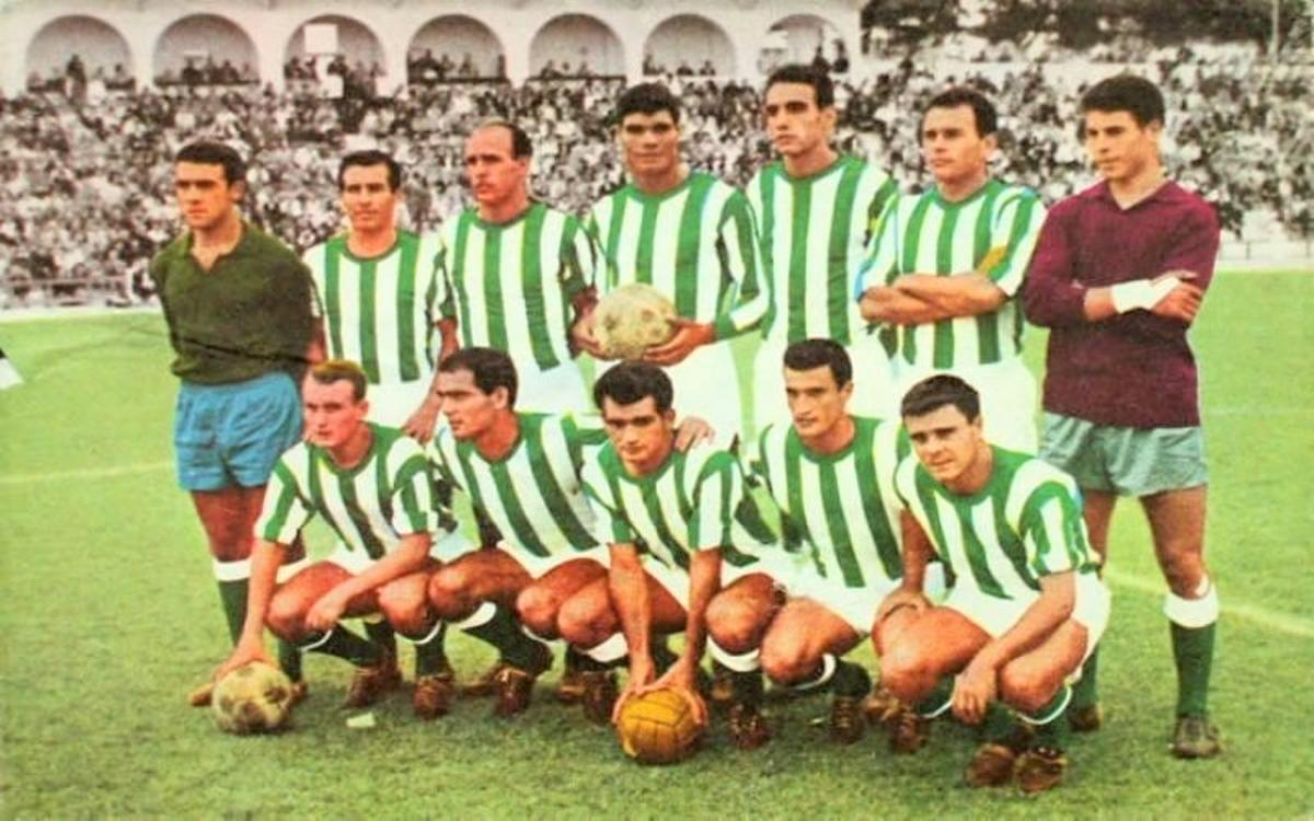 Una formación del Córdoba CF en la temporada 64-65 en Primera División.