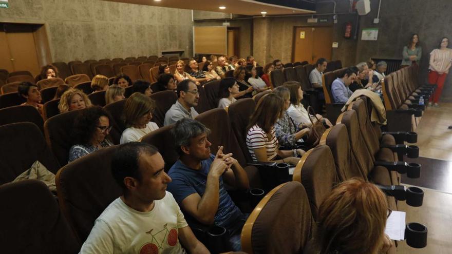 Manuel Mojardín, a la derecha de la imagen, durante su intervención en el salón de actos del CIFP. | R. Solís