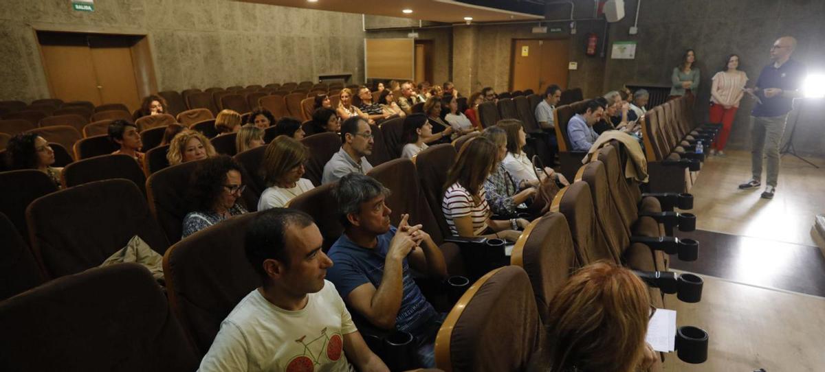 Manuel Mojardín, a la derecha de la imagen, durante su intervención en el salón de actos del CIFP. | R. Solís