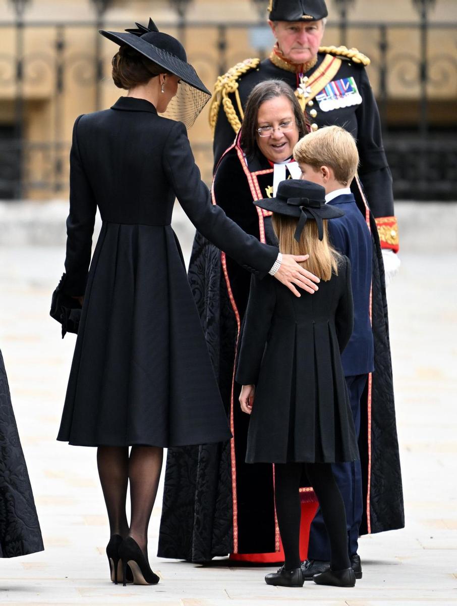 Kate Middleton junto con sus dos hijos mayores, George y Charlotte en el funeral de estado de la reina Isabel II