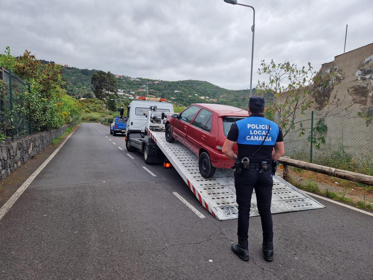 Un agente de la Policía Local de Icod de los Vinos en una de sus tareas rutinarias