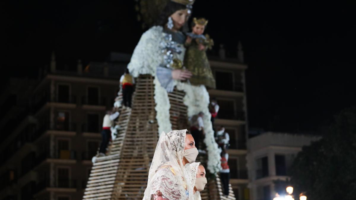 Búscate en el primer día de la ofrenda por la Calle Caballeros de las 21:00 a las 22:00