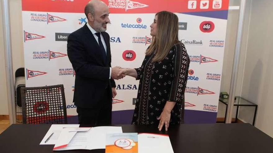 Antonio Corripio y Mónica Oviedo se dan la mano tras la firma del convenio entre el Grupo y Cocemfe.