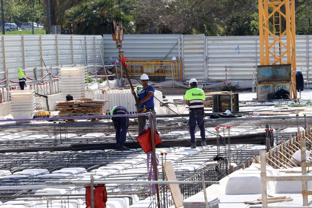 Trabajadores construyendo viviendas este año en València.