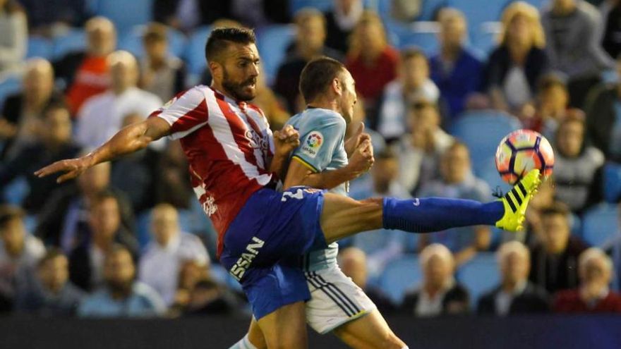 Xavi Torres corta el balón ante Iago Aspas.