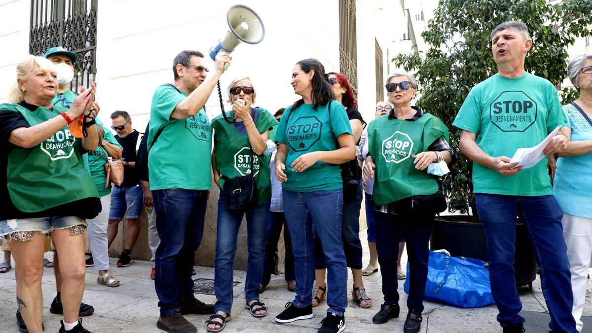 Protesta de la PAH frente a Les Corts para que los grupos políticos reclamen al Gobierno la gestión pública de las viviendas de la Sareb.