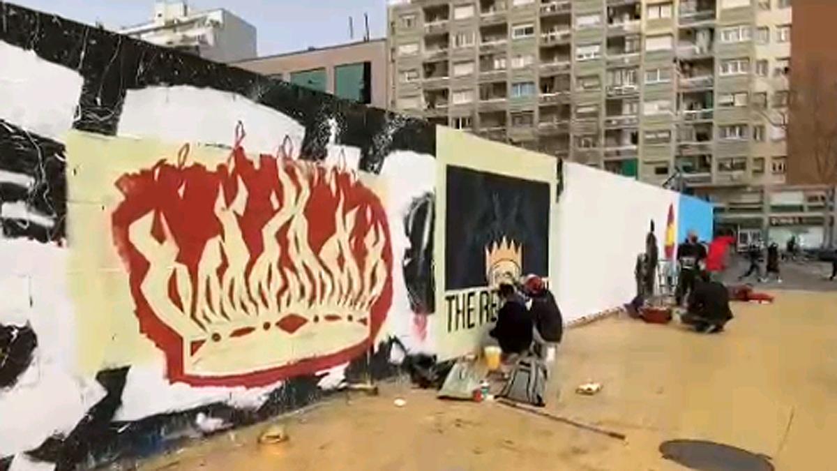 Murales en los jardines de les Tres Xemeneies