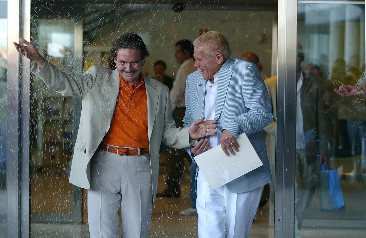 Emilio Menéndez y Carlos Baturín sellaron el primer matrimonio igualitario ocho días después de aprobarse.