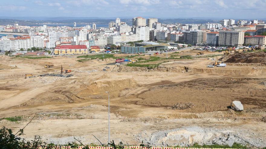 Obras en San Pedro de Visma. Al fondo y la derecha, el Ágora y Alcalde Hervada y la zona donde estará el Mercadona. | G. Barreiros/R. A.