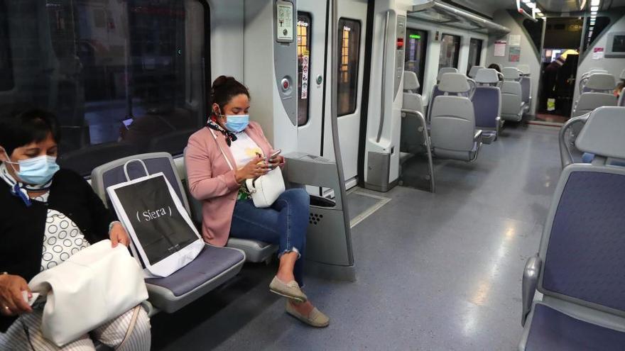 Pasajeras en un tren de Renfe.