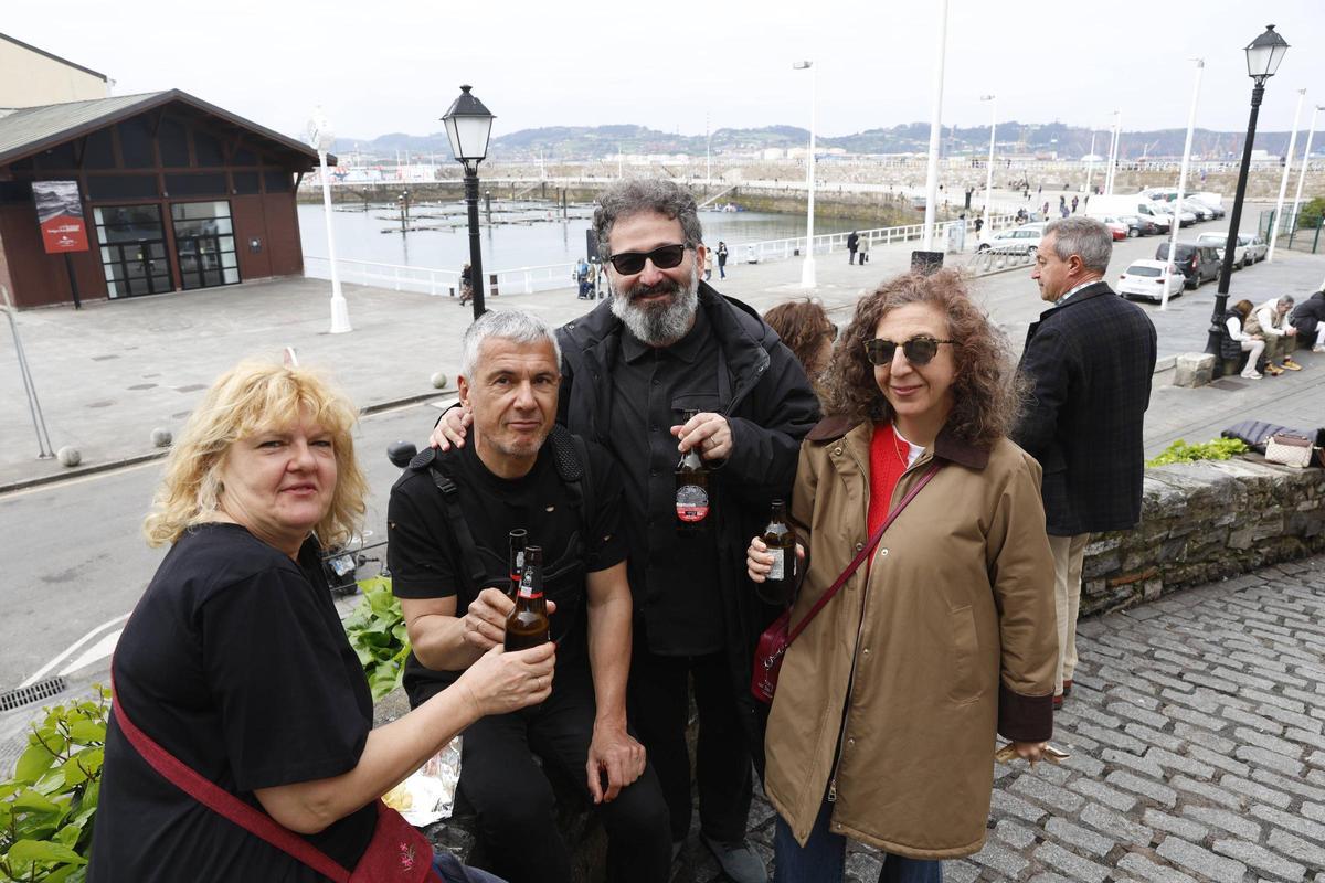 Semana Santa con "sabor a verano" en Gijón: en imágenes Semana Santa con "sabor a verano" en Gijón: en imágenes