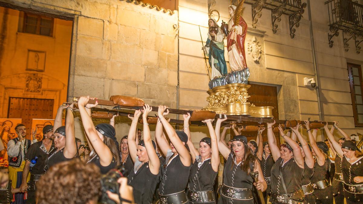 Un grupo de mujeres de una fila Cristiana -Piratas Bucaneros- portó en hombros el trono y las imágenes de las Santas Justa y Rufina