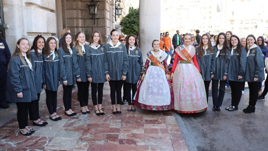 Las Falleras Mayores de Torrent disfrutan de la mascletà de València