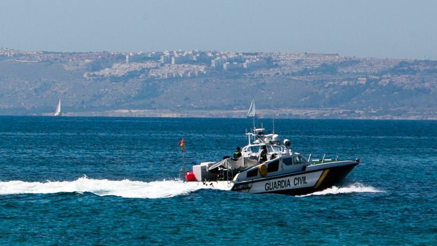 Espectacular persecución de la Guardia Civil a una lancha frente a la costa de Guardamar del Segura