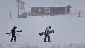 Dos personas caminan por la nieve en la estación de esquí de Candanchú (Huesca), el pasado 3 de diciembre.