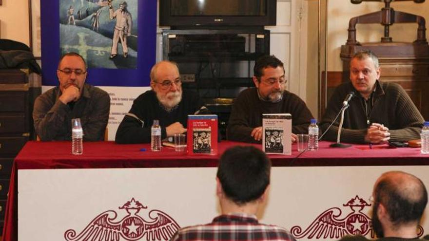 De izquierda a derecha, Rubén Vega, Prado Alberdi, Díaz Huici y Luis Pascual, ayer, en el Ateneo Obrero de Gijón.