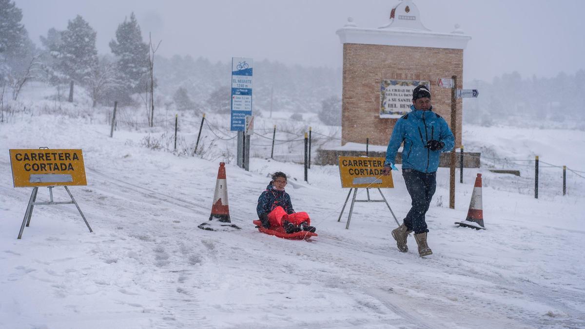 La nieve impide salir de casa en los pueblos del interior de la C. Valenciana