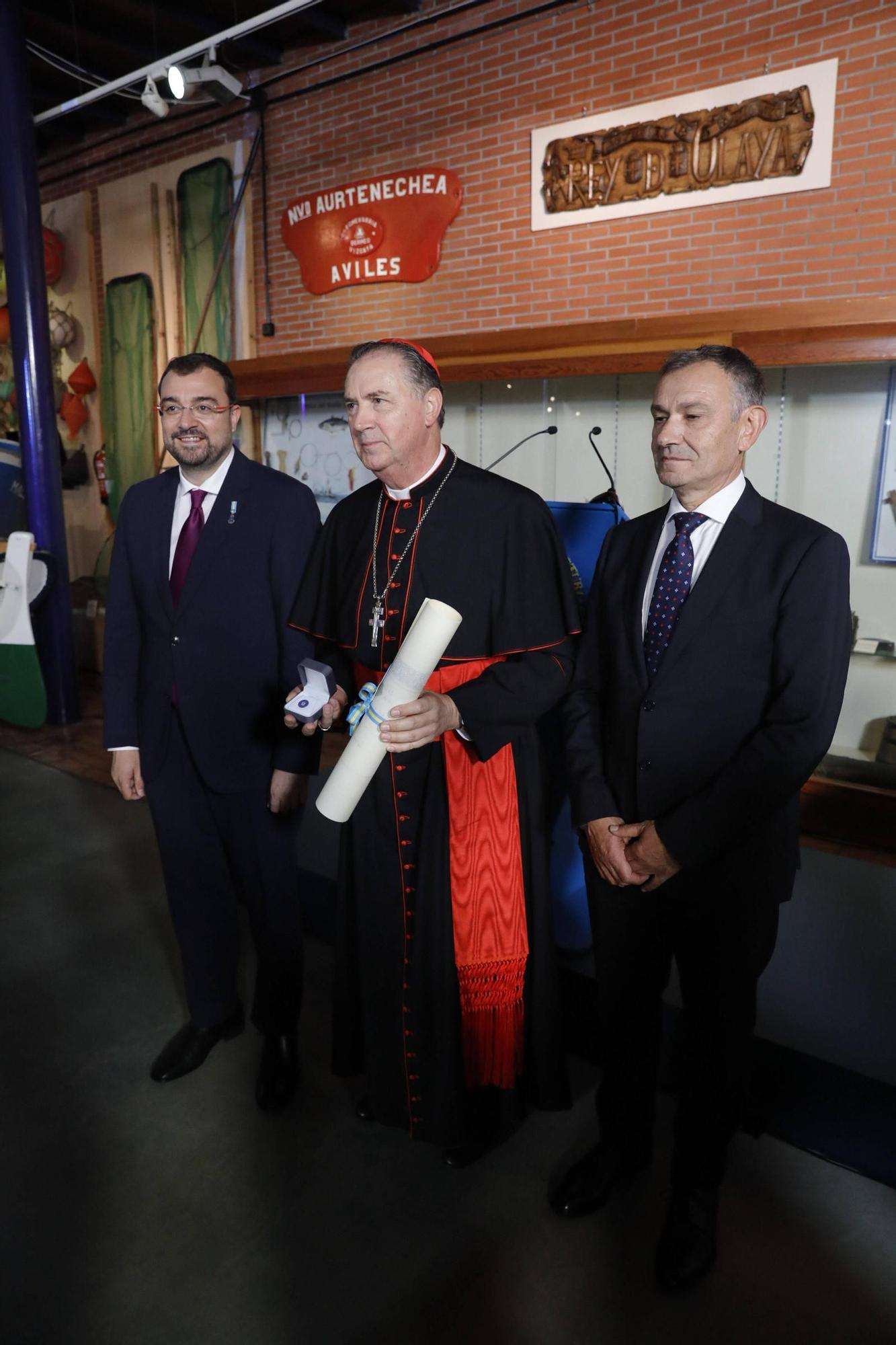 El cardenal Ángel  Fernández Artime recibe el título de Hijo Predilecto de Asturias en Luanco (Gozón)