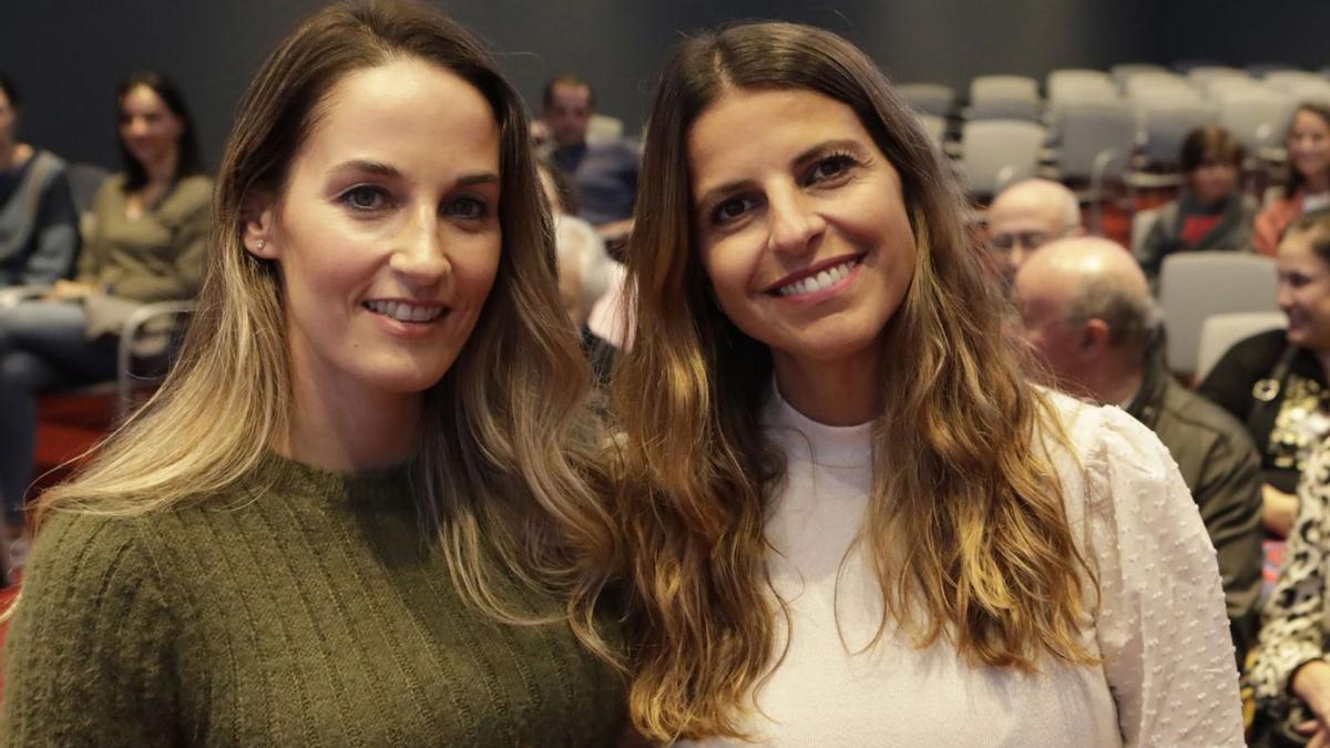 Por la izquierda, Noeleen Fonseca y Carmen Osorio, ayer en el Club Prensa Asturiana. | Fernando Rodríguez