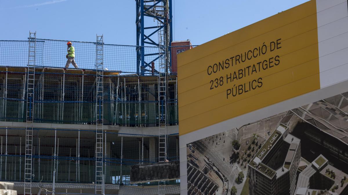 Construcción de pisos de protección oficial en la plaza de Glòries, en Barcelona.