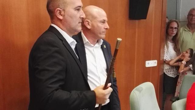 Gómez recibe la vara de mando de Pep Galarza
