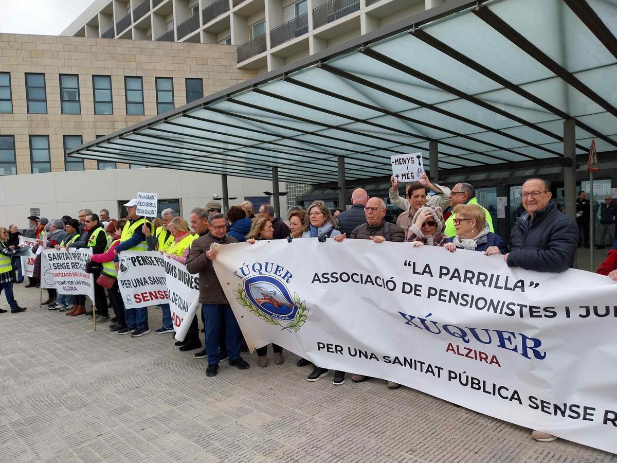 Participantes en la concentración en defensa de la sanidad pública celebrada este lunes en el hospital.