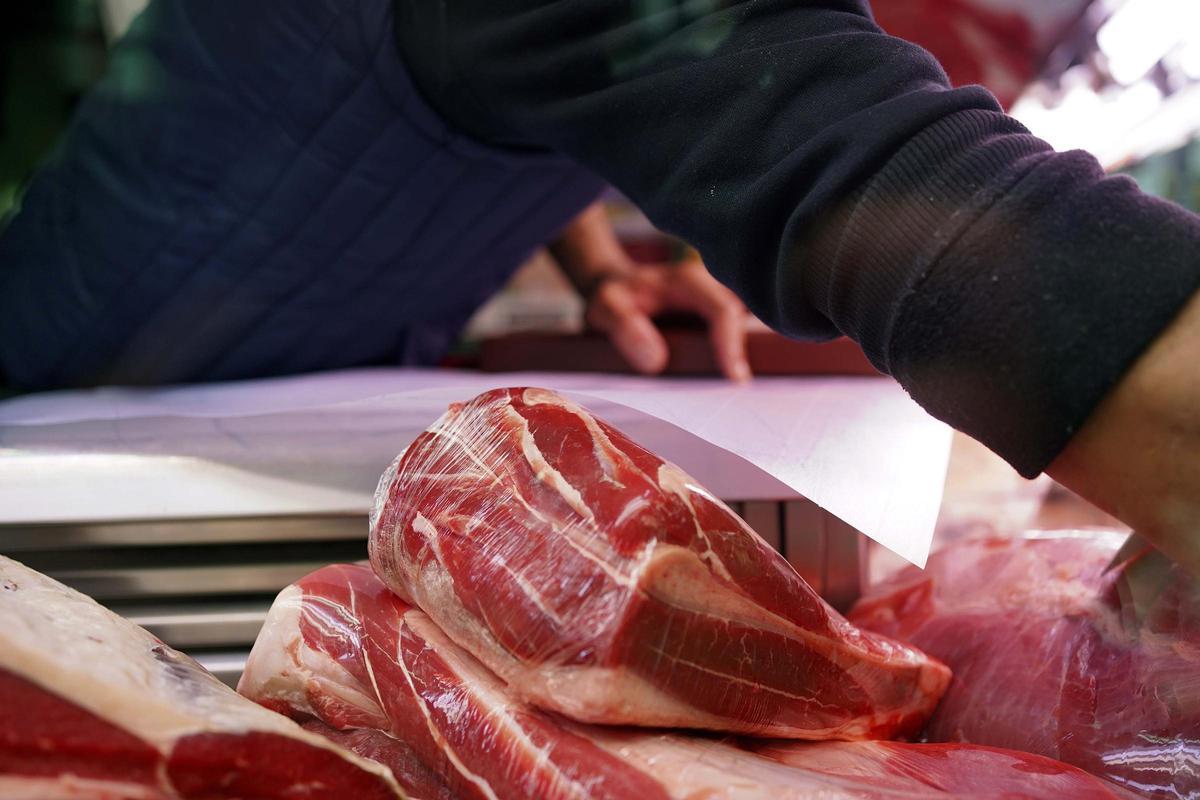 Las personas vegetarianas excluyen de su alimentación los productos de origen animal, como carnes, pescados y mariscos. Si el veto se extiende a los lácteos, derivados y huevos hablamos de veganos.