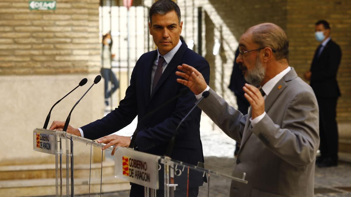 Pedro Sánchez y Javier Lambán, durante su comparecencia en el patio del salón de la Corona.