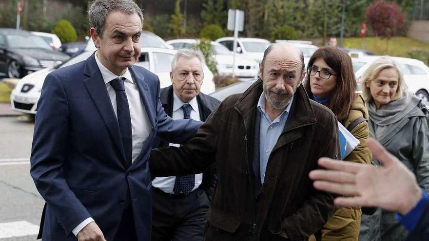 José Luis Rodríguez Zapatero, ayer con Alfredo Pérez Rubalcaba en la capilla ardiente de José Antonio Alonso // Faro