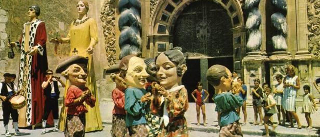 las figuras están muy ligadas a las celebraciones.El ayuntamiento decidió retomar en 1944 la tradición.Las figuras recorren las calles de Vinaròs. Seis nanos representan a una familia burguesa con el padre, la madre, el hijo, dos criados y una criada negra.Los &#039;nanos&#039; tienen un baile propio. También hubo figuras alusivas al TBO. f levante-emv/r. m.