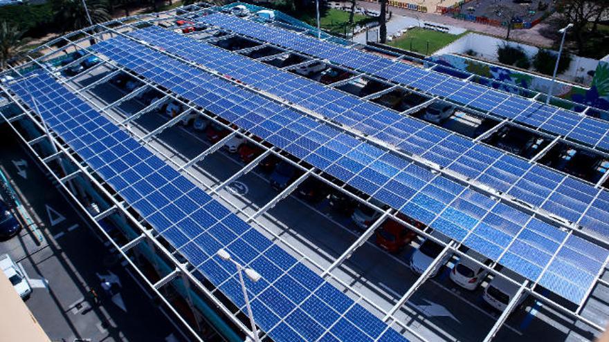 Vista de las nuevas plantas fotovoltaicas desde las Oficinas Municipales sobre el aparcamiento.