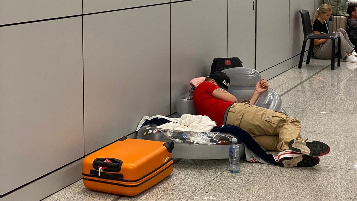Ein Urlauber schläft am Flughafen Mallorca am Montagmittag (28.8.) auf dem Boden.