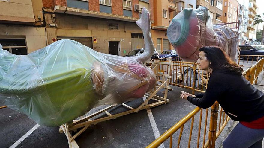 La Fallera Mayor de la falla Avinguda, desolada, junto a parte de su monumento.