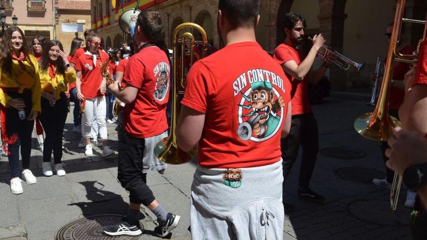 La música de cuatro charangas animó durante horas barrios de Benavente y la zona centro, acompañadas por peñas. | |  E. P.