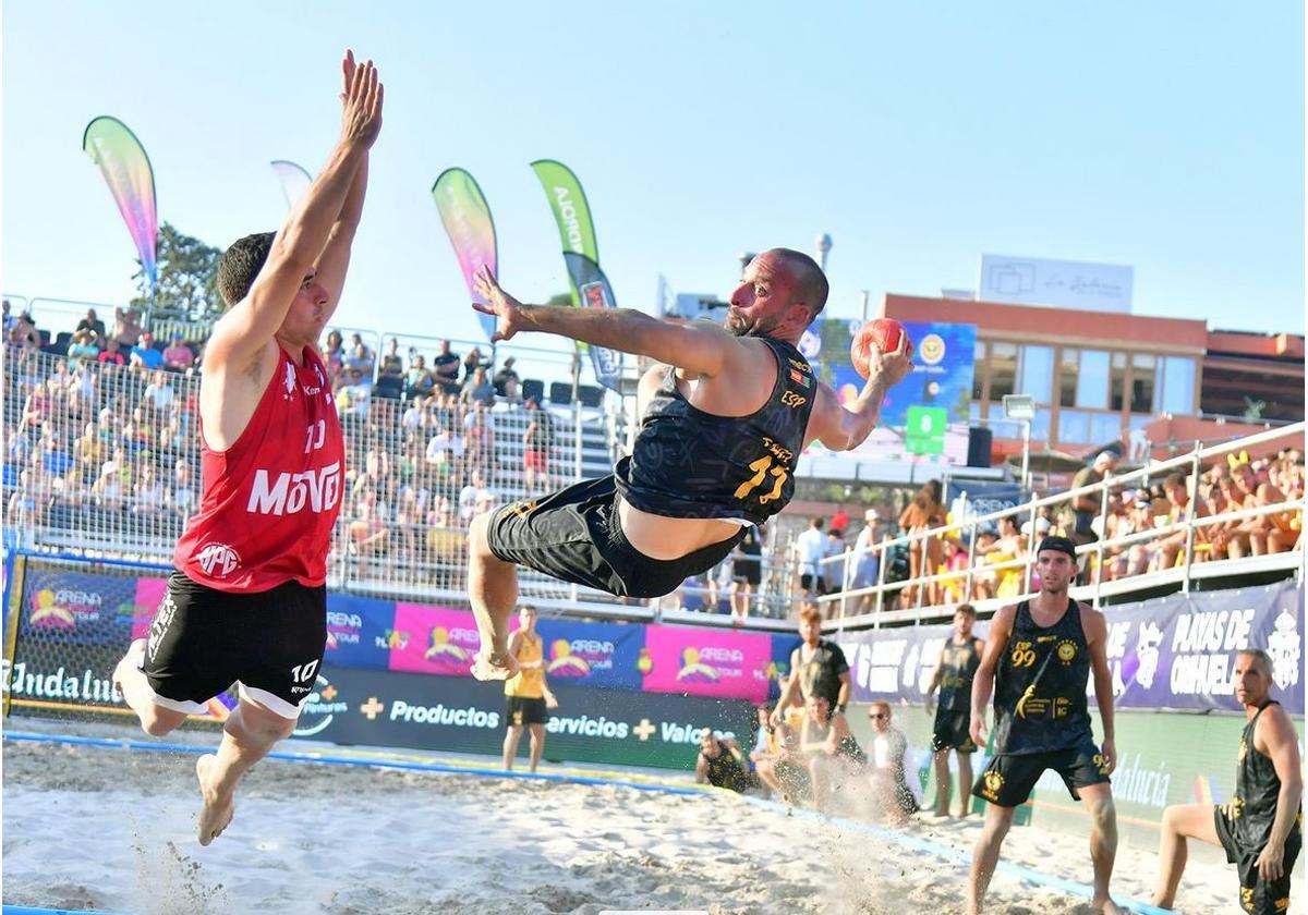 La Playa Cala Bosque de la localidad alicantina de La Zenia, el escenario en el que se disputará este Arena 1000, acogió el año pasado el Campeonato de España de balonmano playa.