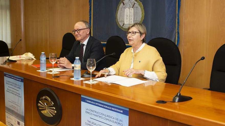 La conselleira Rosa Quintana, durante su intervención en las quintas Jornadas Redexmar. // FDV