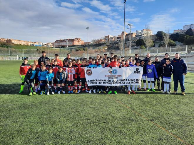 GALERÍA | Así apoya el fútbol base al alevín del CD Amor de Dios que recibió ataques racistas