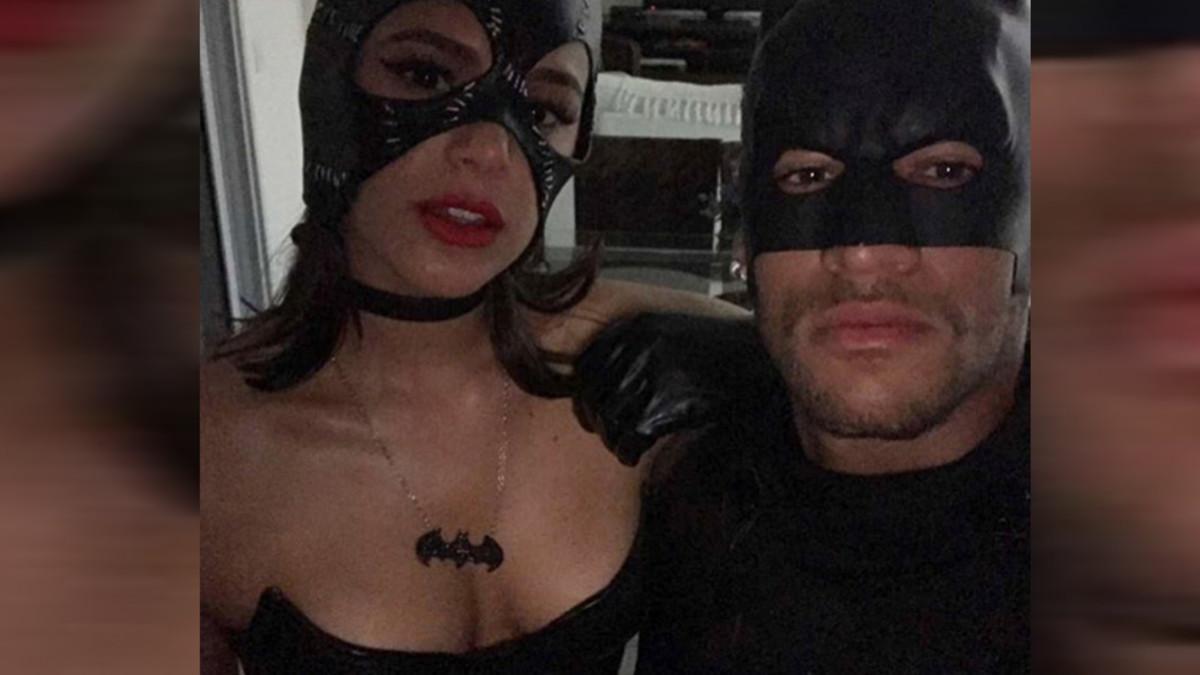 Neymar, disfrazado de Batman, junto a Bruna Marquezine, Catwoman