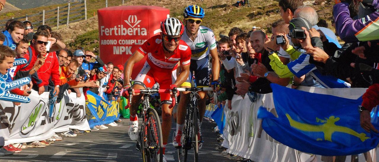 El “Purito” Rodríguez y Alberto Contador, en el mano a mano jugándose la Vuelta a España que protagonizaron en el Cuitu Negru en 2012. | R. Menéndez