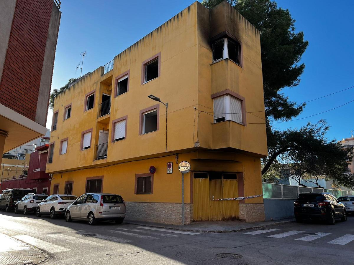 El edificio de Nules que ha sufrido dos incendios en menos de quince días, sigue okupado.