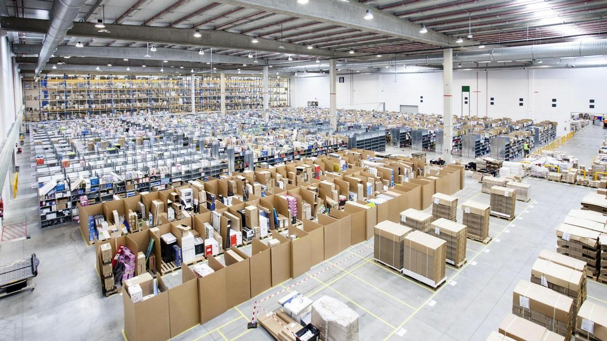 Centro logístico de la multinacional del comercio electrónico Amazon en San Fernando de Henares, en Madrid.