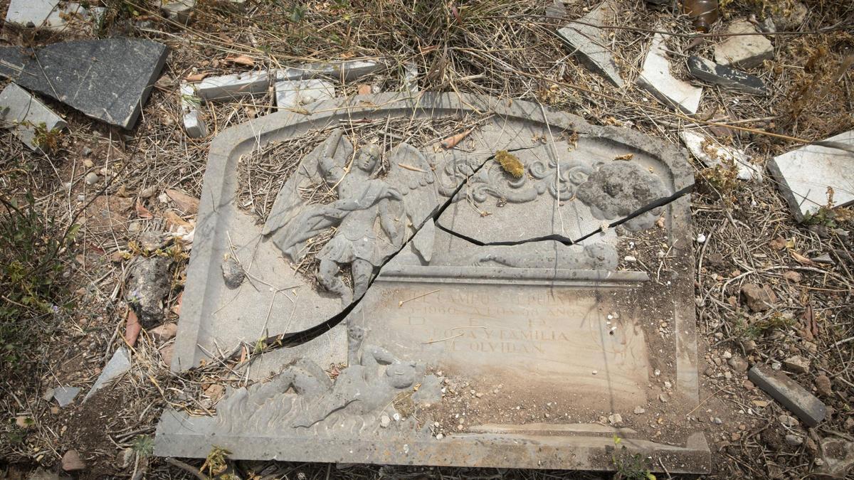Lápidas rotas en las puertas de un cementerio valenciano.