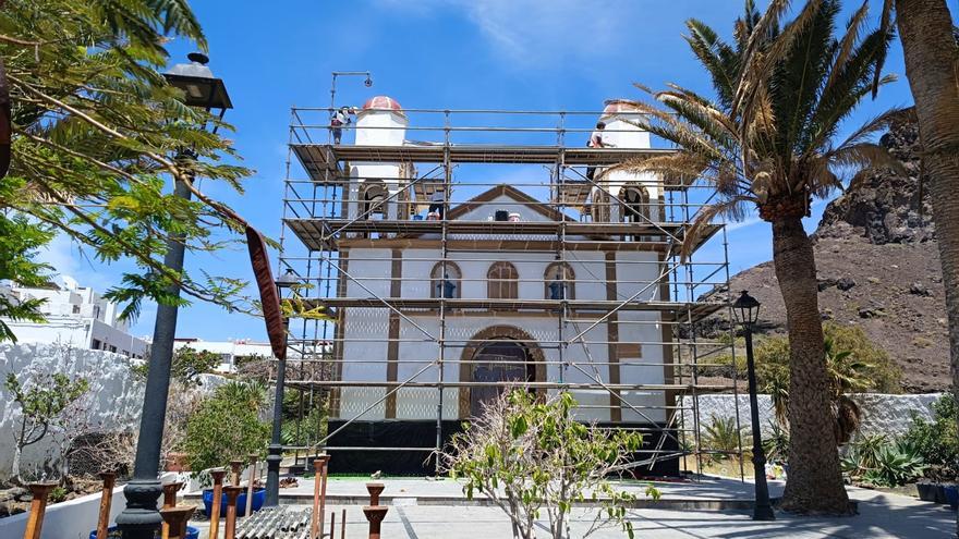 La ermita de Las Nieves de Agaete recupera su fachada histórica con madera