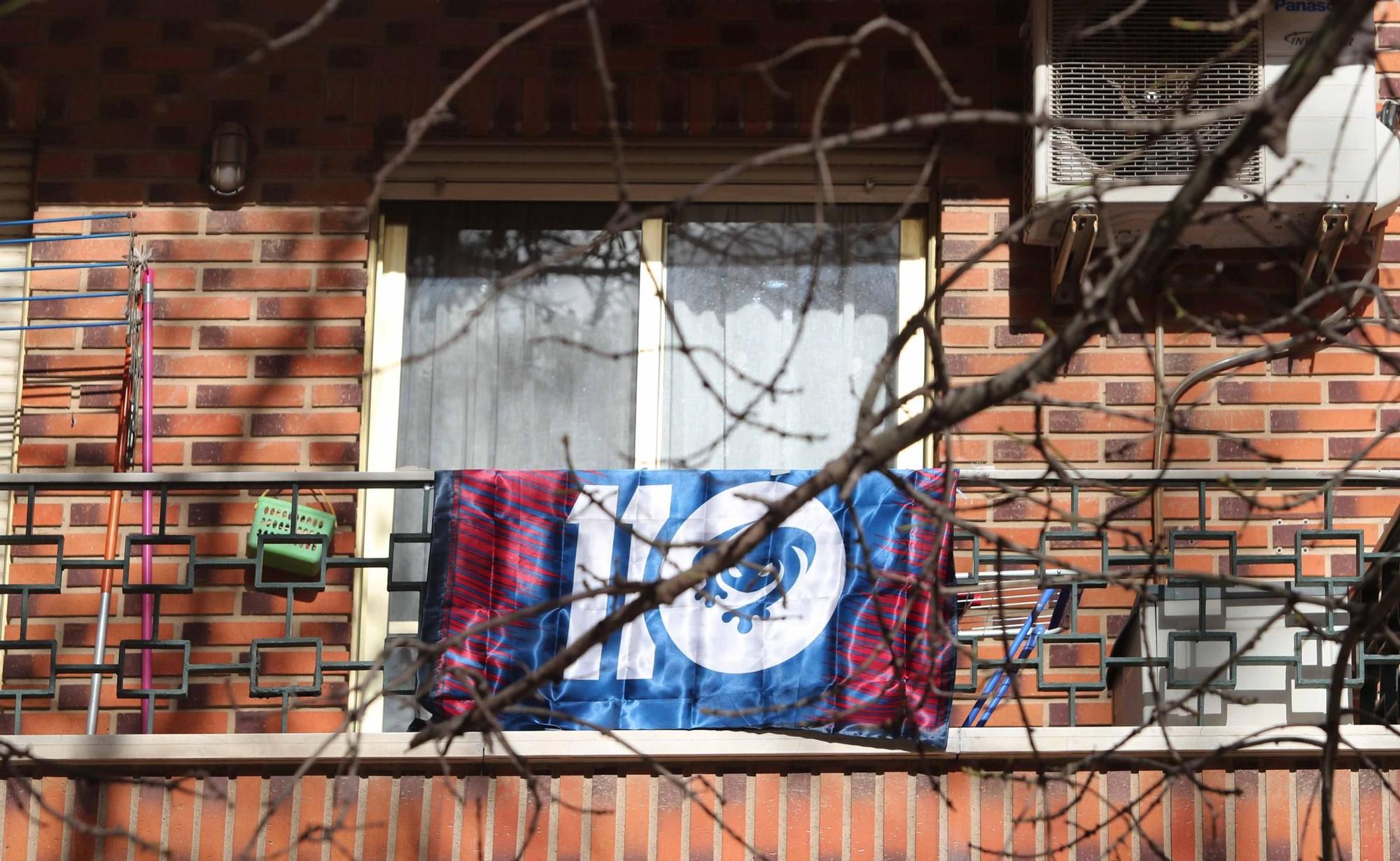 La afición del Levante UD engalana sus balcones