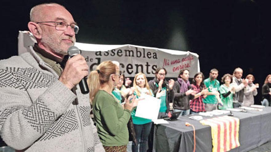 Jaume March, aplaudido por la Assemblea de Docents­­­.