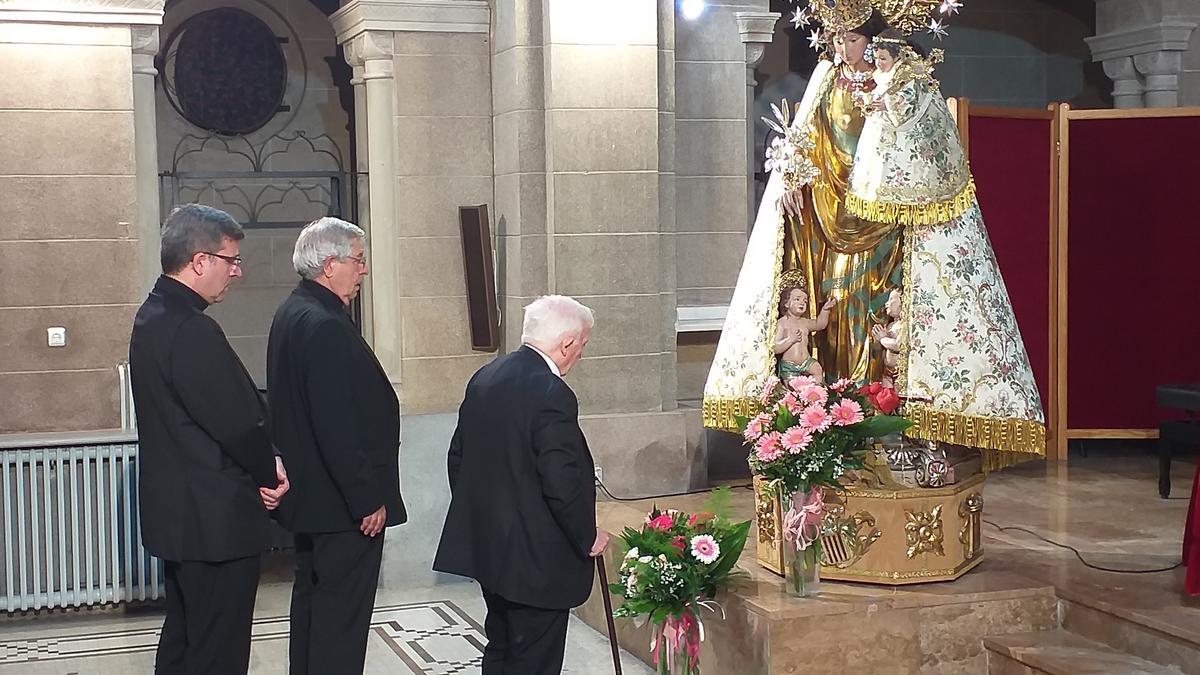 Los rectores Juan Melchor Seguí y Jaime Sancho, y el cardenal Antonio Cañizares, rezan ante la imagen peregrina de la Virgen restaurada.