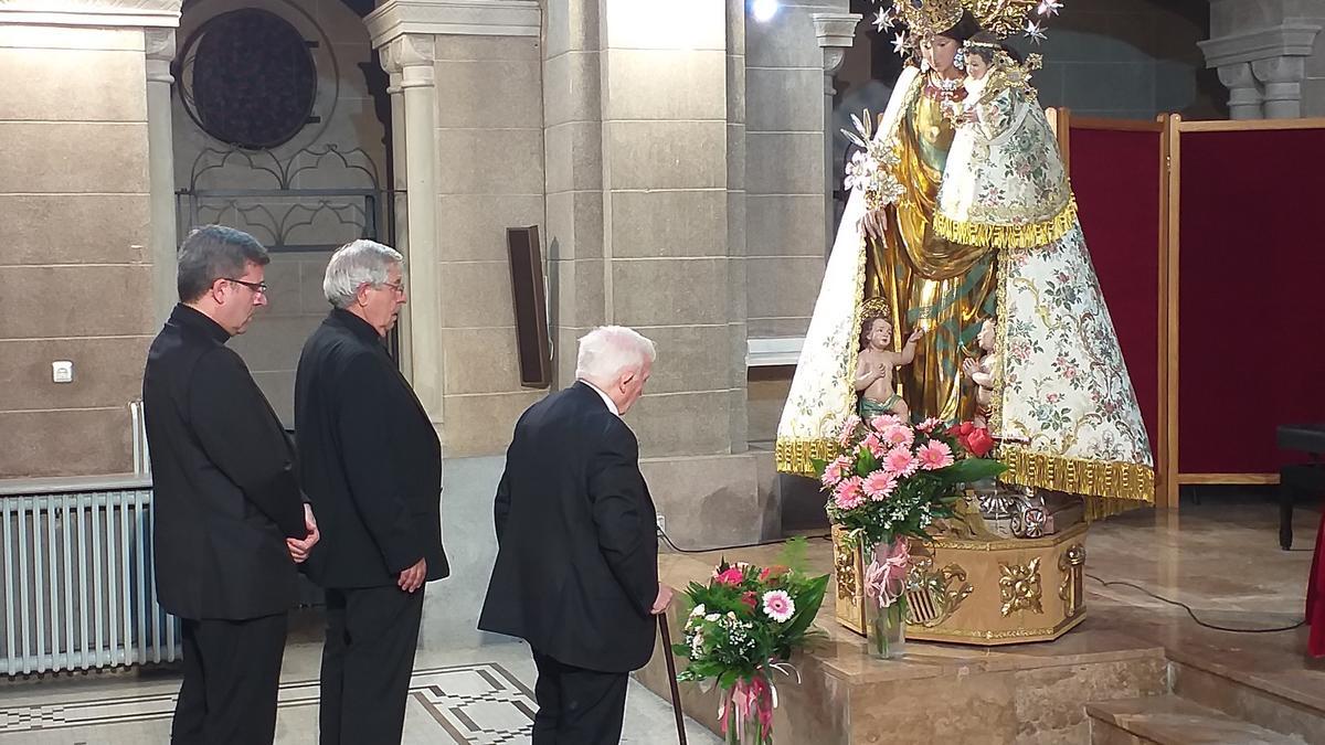 Los rectores Juan Melchor Seguí y Jaime Sancho, y el cardenal Antonio Cañizares, rezan ante la imagen peregrina de la Virgen restaurada.